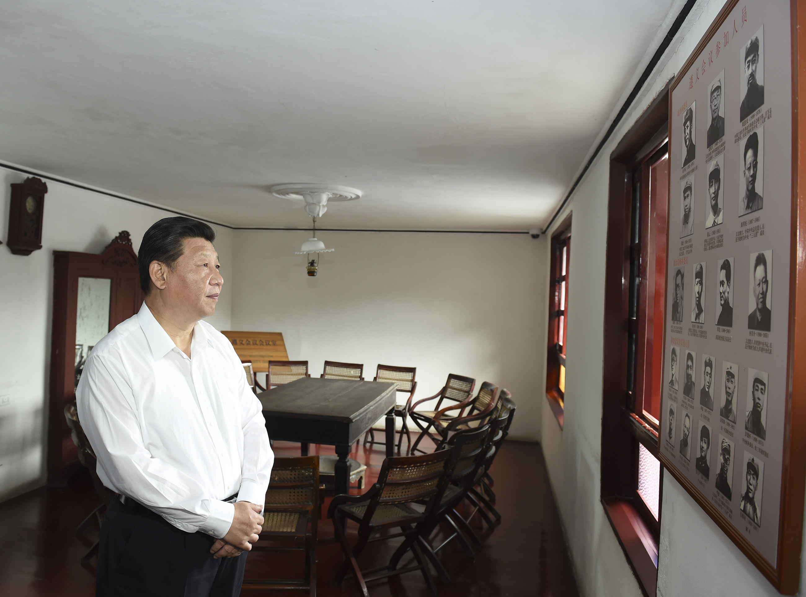 2015年6月16日，习近平总书记参观遵义会议会址。